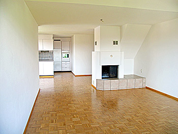 Grosses und helles Wohnzimmer mit Cheminée
